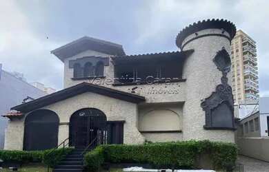 Imagem: O depósito possui 5 Vagas na garagem, 476m² de Área e está