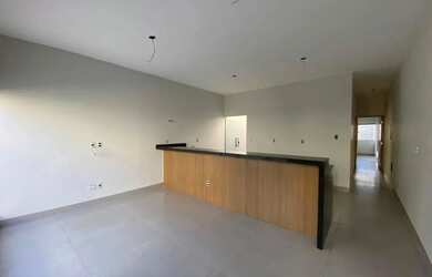 Imagem: A casa possui 2 Dormitórios, 2 Banheiros, 1 Vaga na garagem