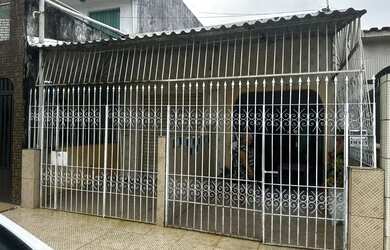 Imagem: A casa possui 3 Dormitórios, 1 Banheiro, 1 Vaga na garagem