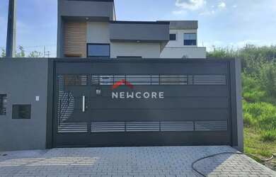 Imagem: A casa possui 3 Dormitórios, 1 Banheiro, 2 Vagas na garagem