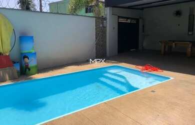 Imagem: A casa possui 3 Dormitórios, 3 Banheiros, 3 Vagas na garagem