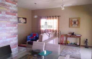 Imagem: A casa possui 4 Dormitórios, 3 Banheiros, 5 Vagas na garagem