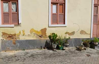 Imagem: A casa possui 2 Dormitórios, 1 Banheiro, 1 Vaga na garagem