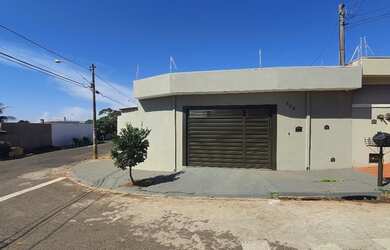 Imagem: A casa possui 2 Dormitórios, 2 Banheiros, 3 Vagas na garagem