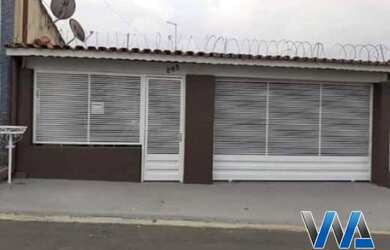 Imagem: A casa possui 3 Dormitórios, 2 Banheiros, 3 Vagas na garagem