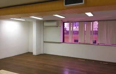 Imagem: O depósito possui 2 Vagas na garagem, 528m² de Área e está