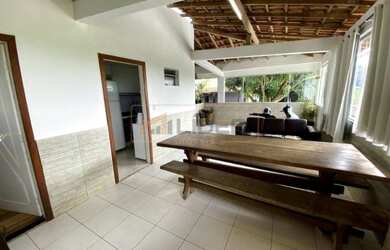 Imagem: A casa possui 3 Dormitórios, 2 Banheiros, 2 Vagas na garagem