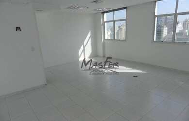 Imagem: O depósito possui 2 Vagas na garagem, 60m² de Área e está