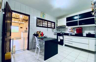 Imagem: A casa possui 4 Dormitórios, 3 Banheiros, 3 Vagas na garagem