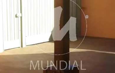 Imagem: A casa possui 3 Dormitórios, 2 Banheiros, 4 Vagas na garagem