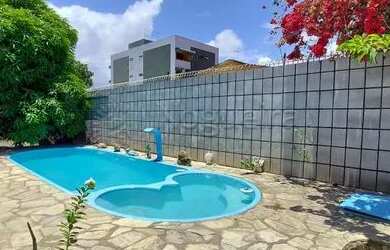 Imagem: A casa possui 3 Dormitórios, 3 Banheiros, 2 Vagas na garagem