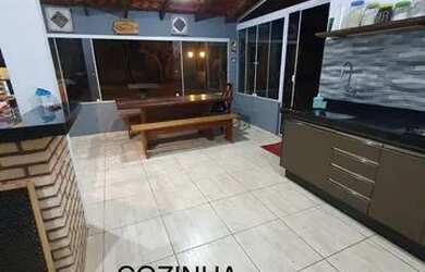 Imagem: A casa possui 3 Dormitórios, 3 Banheiros, 2 Vagas na garagem