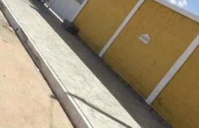 Imagem: A casa possui 3 Dormitórios, 1 Banheiro, 2 Vagas na garagem