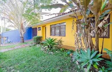 Imagem: A casa possui 4 Dormitórios, 2 Banheiros, 3 Vagas na garagem