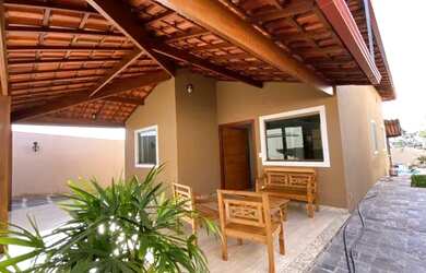 Imagem: A casa possui 3 Dormitórios, 2 Banheiros, 4 Vagas na garagem