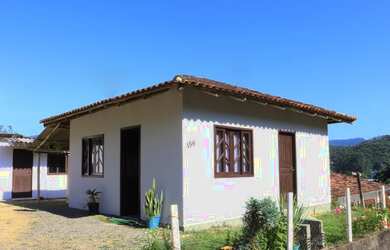 Imagem: A casa possui 2 Dormitórios, 1 Banheiro, 1 Vaga na garagem