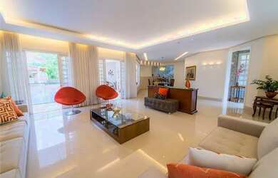 Imagem: A casa possui 4 Dormitórios, 5 Banheiros, 4 Vagas na garagem