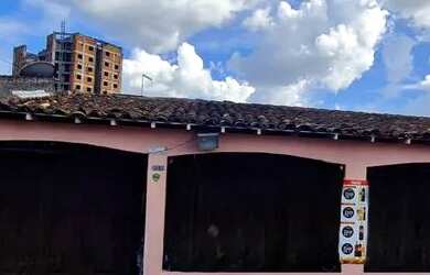 Imagem: A casa possui 3 Dormitórios, 2 Banheiros, 1 Vaga na garagem