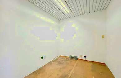 Imagem: O depósito possui 3 Vagas na garagem, 80m² de Área e está