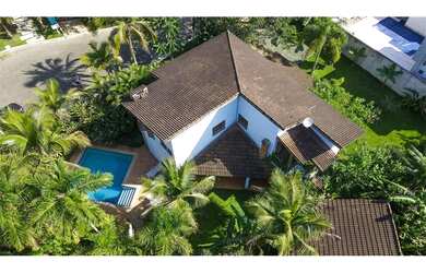 Imagem: A casa possui 5 Dormitórios, 4 Banheiros, 5 Vagas na garagem