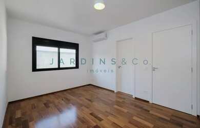 Imagem: A casa possui 3 Dormitórios, 1 Banheiro, 3 Vagas na garagem