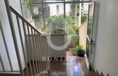 Imagem: A casa possui 4 Dormitórios, 5 Banheiros, 4 Vagas na garagem