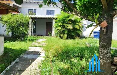 Imagem: A casa possui 3 Dormitórios, 2 Banheiros, 2 Vagas na garagem