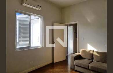 Imagem: A casa possui 3 Dormitórios, 4 Banheiros, 3 Vagas na garagem