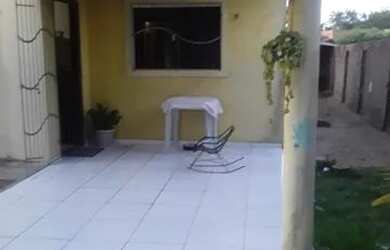 Imagem: A casa possui 2 Dormitórios, 1 Banheiro, 2 Vagas na garagem