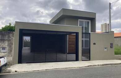 Imagem: A casa possui 3 Dormitórios, 2 Banheiros, 2 Vagas na garagem