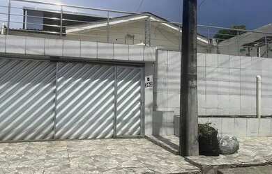 Imagem: A casa possui 3 Dormitórios, 4 Banheiros, 2 Vagas na garagem