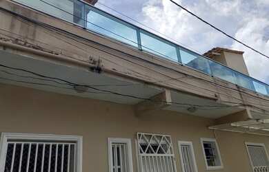 Imagem: A casa possui 4 Dormitórios, 4 Banheiros, 1 Vaga na garagem