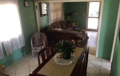 Imagem: A casa possui 5 Dormitórios, 3 Banheiros, 1 Vaga na garagem