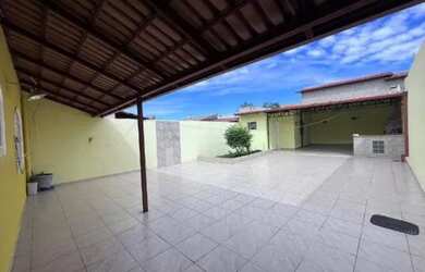 Imagem: A casa possui 3 Dormitórios, 2 Banheiros, 1 Vaga na garagem