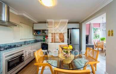 Imagem: A casa possui 4 Dormitórios, 5 Banheiros, 5 Vagas na garagem