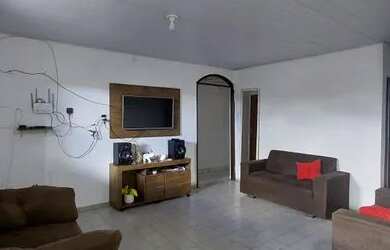 Imagem: A casa possui 3 Dormitórios, 2 Banheiros, 1 Vaga na garagem