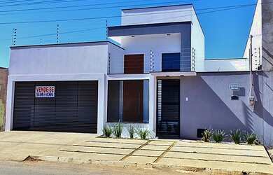 Imagem: A casa possui 3 Dormitórios, 2 Banheiros, 2 Vagas na garagem