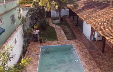 Imagem: A casa possui 4 Dormitórios, 5 Banheiros, 3 Vagas na garagem