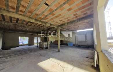 Imagem: O depósito possui 4 Vagas na garagem, 625m² de Área e está