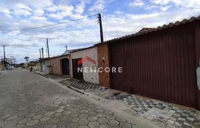 Imagem: A casa possui 3 Dormitórios, 2 Banheiros, 2 Vagas na garagem