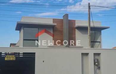 Imagem: A casa possui 3 Dormitórios, 2 Banheiros, 4 Vagas na garagem