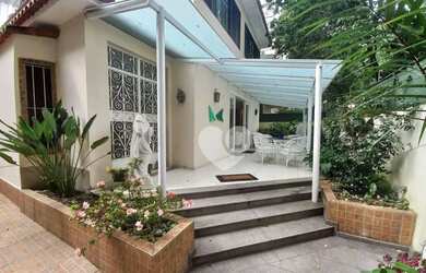 Imagem: A casa possui 4 Dormitórios, 4 Banheiros, 3 Vagas na garagem