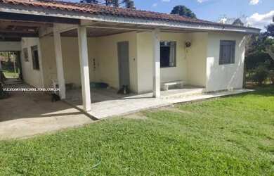 Imagem: A casa possui 3 Dormitórios, 1 Banheiro, 2 Vagas na garagem