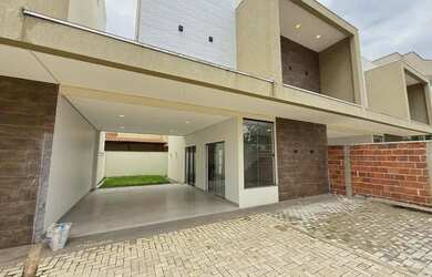 Imagem: A casa possui 3 Dormitórios, 2 Banheiros, 3 Vagas na garagem