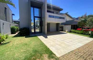 Imagem: A casa em condomínio possui 5 Dormitórios, 5 Banheiros, 4