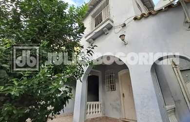 Imagem: A casa possui 3 Dormitórios, 4 Banheiros, 2 Vagas na garagem