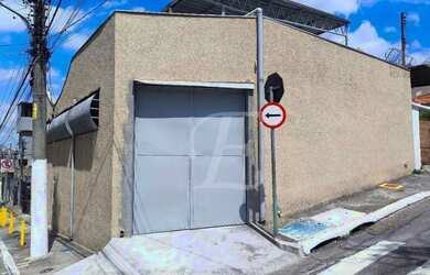 Imagem: A casa possui 4 Dormitórios, 3 Banheiros, 2 Vagas na garagem