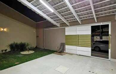 Imagem: A casa possui 3 Dormitórios, 2 Banheiros, 1 Vaga na garagem