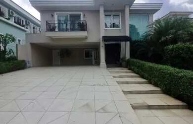 Imagem: A casa em condomínio possui 4 Dormitórios, 2 Banheiros, 5