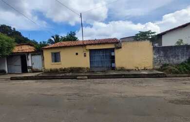 Imagem: A casa possui 5 Dormitórios, 2 Banheiros, 250m² de Área e